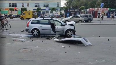 У Чернігові зіштовхнулися Renault та Chrysler: одна людина травмована