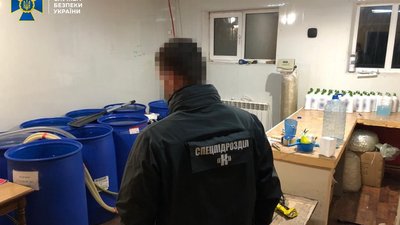 На Житомирщині викрили підприємців, які виготовляли підроблені антисептики На Житомирщині викрили підприємців, які виготовляли підроблені антисептики