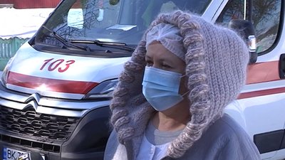 На Рівненщині через перемети фельдшер на руках ніс хворого до "швидкої" На Рівненщині через перемети фельдшер на руках ніс хворого до "швидкої"