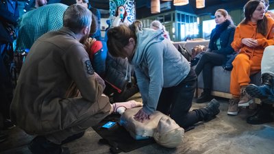 Питання життя. У Дніпрі цивільних навчають надавати першу домедичну допомогу – фоторепортаж Питання життя. У Дніпрі цивільних навчають надавати першу домедичну допомогу – фоторепортаж