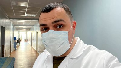 Народжували доньку під звук сирен. Запорізький хірург-онколог про родину, переїзд та роботу з пацієнтами в окупації