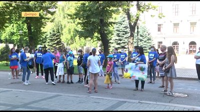 Батьки дітей з ювенальним ревматоїдним артритом мітингували під стінами ОДА