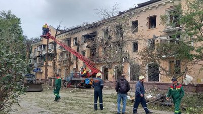 Російська ракета поцілила в житловий будинок в Запоріжжі. Постраждало 9 людей, мешканці ночували в автобусі Російська ракета поцілила в житловий будинок в Запоріжжі. Постраждало 9 людей, мешканці ночували в автобусі