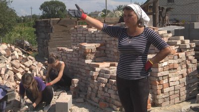 В селі на Волині відновлюють будинок, який зруйнували уламки ракети після збиття ворожого безпілотника В селі на Волині відновлюють будинок, який зруйнували уламки ракети після збиття ворожого безпілотника
