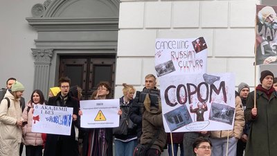 Без Чайковського: біля київської консерваторії провели акцію із закликом прибрати з назви імʼя російського композитора