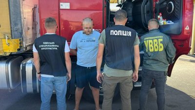 Прикордонники виявили чоловіків серед напоїв у вантажівці