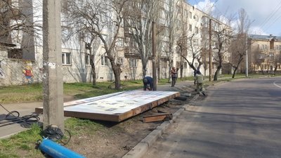 У Миколаєві триває демонтаж білбордів