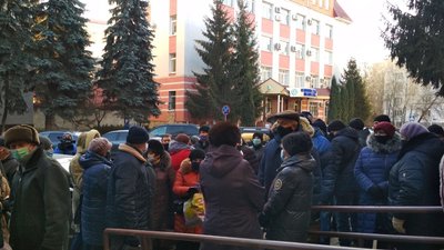 Екс-працівники вимагають зарплати: На Сумщині під судом мітингують фрунзівці Екс-працівники вимагають зарплати: На Сумщині під судом мітингують фрунзівці