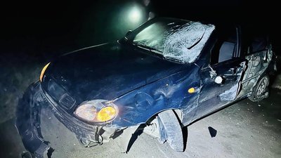 На Івано-Франківщині автомобіль в'їхав у бетонний паркан. Трьох людей з травмами госпіталізували