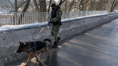 На Житомирщині звільняли заручників – таке завдання виконували поліцейські під час тактичних навчань На Житомирщині звільняли заручників – таке завдання виконували поліцейські під час тактичних навчань