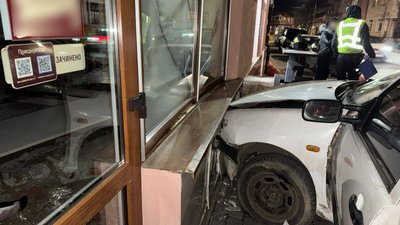 Помер за кермом: поліція розслідує обставини смерті 85-річного чоловіка в Ужгороді