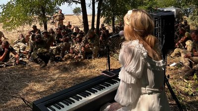 "Мені дано хотіти українського відродження" — велике інтерв'ю з Vivienne Mort "Мені дано хотіти українського відродження" — велике інтерв'ю з Vivienne Mort