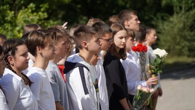 У Дніпрі, на фасаді 35 школи, встановили меморіальну дошку Олегу Ейсманту У Дніпрі, на фасаді 35 школи, встановили меморіальну дошку Олегу Ейсманту
