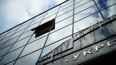Напад на журналістів "Схем": під "Укрексімбанком" відбулася акція протесту Напад на журналістів "Схем": під "Укрексімбанком" відбулася акція протесту