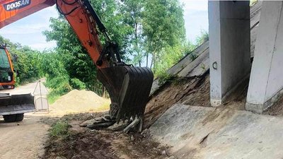 На Житомирщині на "Варшавці" дорожники приводять до належного стану одразу близько десяти мостів На Житомирщині на "Варшавці" дорожники приводять до належного стану одразу близько десяти мостів