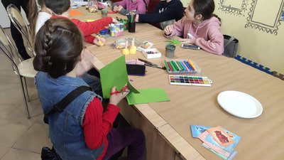 Тернопільська психологиня поводить заняття з арттерапії для дітей переселенців Тернопільська психологиня поводить заняття з арттерапії для дітей переселенців