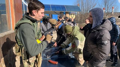 "Не панікуй! Готуйся!" У Вінниці навчали військової підготовки для цивільного населення "Не панікуй! Готуйся!" У Вінниці навчали військової підготовки для цивільного населення