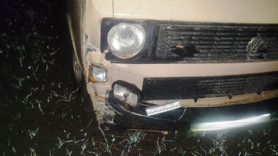 На Рівненщині парубки вкрали бус і врізались ним в блокпост На Рівненщині парубки вкрали бус і врізались ним в блокпост
