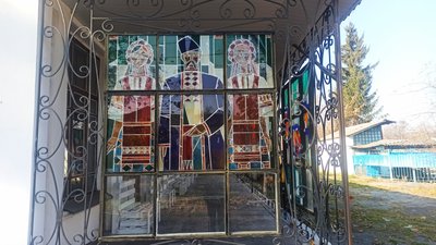На Житомирщині просто неба діє імпровізована галерея зі скляних вітражів На Житомирщині просто неба діє імпровізована галерея зі скляних вітражів