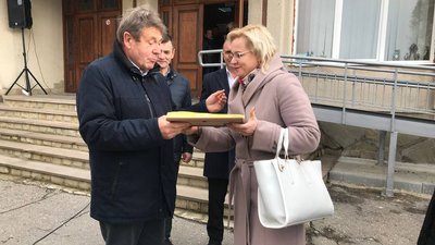 На Тернопільщині громада закупила шкільні автобуси На Тернопільщині громада закупила шкільні автобуси