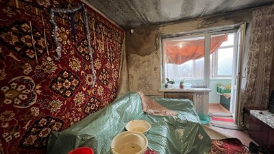 Відклеюються шпалери та пліснява на стінах: в багатоповерхівці Кривого Рогу шість років тече дах Відклеюються шпалери та пліснява на стінах: в багатоповерхівці Кривого Рогу шість років тече дах