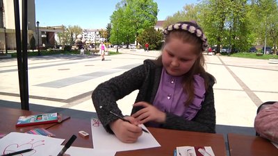 До Дня матері у Житомирі на Новому Бульварі проходить мистецька акція "Усі квіти тобі, матусю" До Дня матері у Житомирі на Новому Бульварі проходить мистецька акція "Усі квіти тобі, матусю"