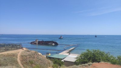 В Одесі знову спробують підняти затонулий танкер Delfi В Одесі знову спробують підняти затонулий танкер Delfi