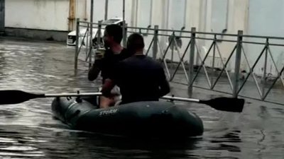 Євпаторія пішла під воду після зливи: вулицями плавають на човнах і сапах