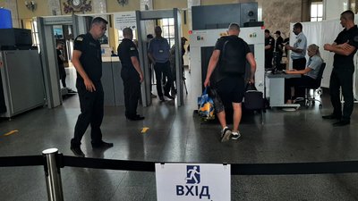 На Південному вокзалі у Харкові посилили заходи безпеки: як перевіряють багаж На Південному вокзалі у Харкові посилили заходи безпеки: як перевіряють багаж
