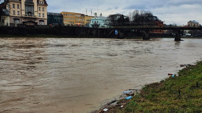 Пляшки, лампочки й взуття: через підняття рівня води в Ужі течія несе сміття у Словаччину Пляшки, лампочки й взуття: через підняття рівня води в Ужі течія несе сміття у Словаччину