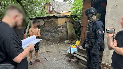 Привласнили майже 18, млн гривень. На Харківщині викрили злочинну групу, яка грабувала пенсіонерів Привласнили майже 18, млн гривень. На Харківщині викрили злочинну групу, яка грабувала пенсіонерів