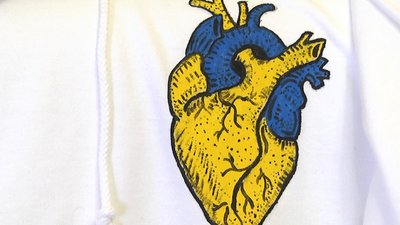 Патріотичні худі від житомирської волонтерки – Ніна Шепетуха розписує і продає одяг, аби підтримати ЗСУ Патріотичні худі від житомирської волонтерки – Ніна Шепетуха розписує і продає одяг, аби підтримати ЗСУ
