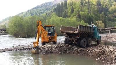На Закарпатті двоє чоловіків незаконно видобували піщано-гравійну суміш на березі річки Тересва