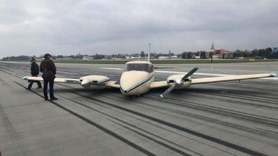 Під час посадки у аеропорту "Львів" у літака обламалися стійки шасі Під час посадки у аеропорту "Львів" у літака обламалися стійки шасі