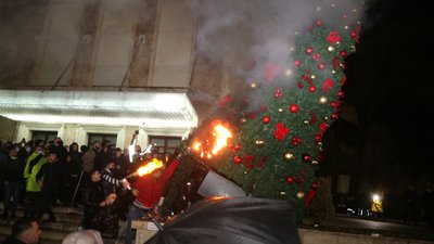 В Албанії чоловіка вбили за порушення комендантської години. Протестувальники палять ялинки