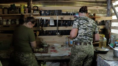 Наразі жінки годують прикордонників Наразі жінки годують прикордонників