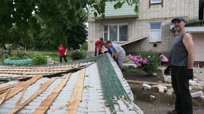На Сумщині з житлового будинку вітром зірвало дах На Сумщині з житлового будинку вітром зірвало дах