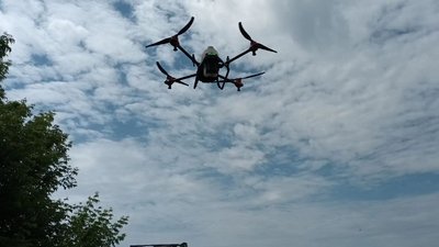 Агродрон обробляє посіви Агродрон обробляє посіви