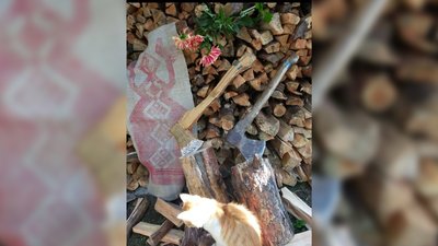 Пряник у вигляді сокири поряд зі справжньою сокирою Пряник у вигляді сокири поряд зі справжньою сокирою