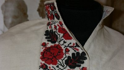 Різницю між вишиванкою та вишитою сорочкою пояснили херсонські музейники Різницю між вишиванкою та вишитою сорочкою пояснили херсонські музейники