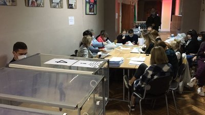 Понад чотири години сортували та звіряли кількість бюлетенів: як рахують голоси у Харкові Понад чотири години сортували та звіряли кількість бюлетенів: як рахують голоси у Харкові