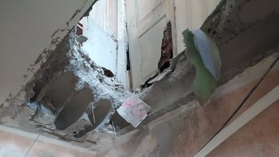 Під час обстрілу Миколаєва корпус російської ракети пробив дах і ще три поверхи будинку Під час обстрілу Миколаєва корпус російської ракети пробив дах і ще три поверхи будинку