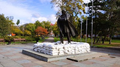Миколаївські комунальники обкладають мішками з піском пам'ятник Шевченку