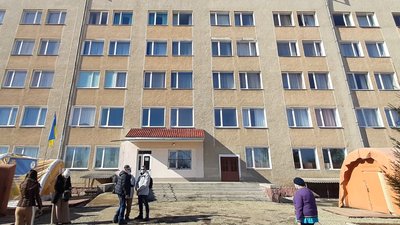 Готовий приймати хворих. На Прикарпатті розгорнули перший в Україні мобільний госпіталь Готовий приймати хворих. На Прикарпатті розгорнули перший в Україні мобільний госпіталь