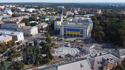 У Полтаві підняли найвищий прапор в області: як це було У Полтаві підняли найвищий прапор в області: як це було