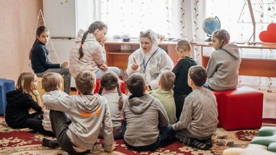 «Підтримати та відволікти»: у Кременчуці для родин переселенців організовують заняття та розваги