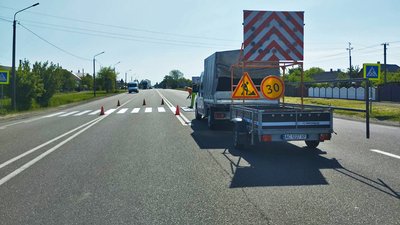 На трасі Устилуг – Луцьк – Рівне поновлюють дорожню розмітку На трасі Устилуг – Луцьк – Рівне поновлюють дорожню розмітку