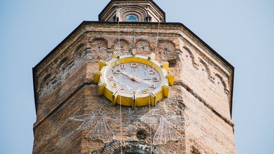 На водонапірній вежі у Вінниці працюють альпіністи — що там роблять і чому не працює годинник