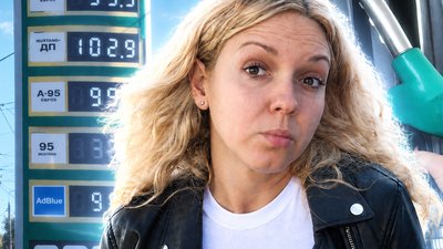 Табло з цінами на пальне на одній із заправок у Чернівцях та водійка Тетяна