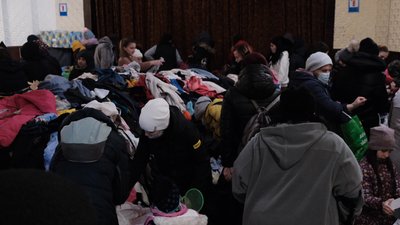 Роздають продукти, зимовий одяг та новорічні. У Чернівцях підготували 15 тонн допомоги